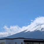 Don't be distracted by the beauty of Fujisan. Look what's next to it.
